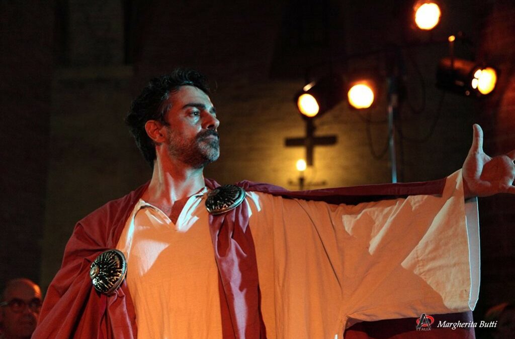 Il “Mater” di TeatrOpera con Fabrizio Romagnoli incanta l’Abbadia di Fiastra